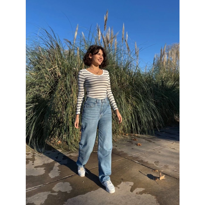 V yaka çizgili bluz beyaz