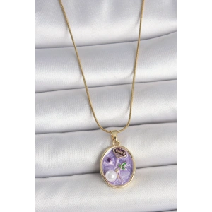 316L Çelik Gold Renk Zincir Mor Çiçek İşlemeli İnci Detay Portre Model Kadın Kolye