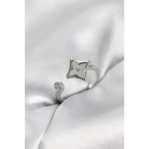 Gümüş Renk Köşeli Yonca Model Zirkon Taşlı Kadın Yüzük