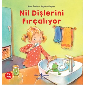 Nil Dişlerini Fırçalıyor