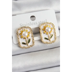 Pirinç Beyaz Mineli Papatya Figürlü Sanatsal Portre Model Gold Renk Kadın Küpe