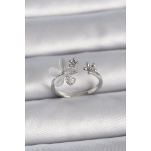 Pirinç Gümüş Renk Ayarlanabilir Zirkon Taşlı Beyaz Mineli Yaprak Model Kadın Yüzük