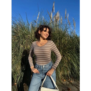 V yaka çizgili bluz bej