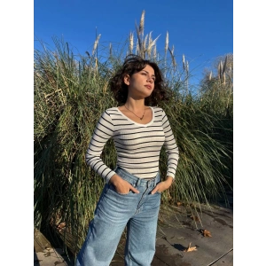 V yaka çizgili bluz beyaz