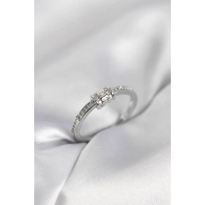 Zirkon Taşlı Gümüş Renk Pirinç Kadın Yüzük