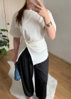 Büzgülü Yırtmaç Detaylı Beyaz Tişört