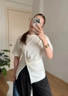 Büzgülü Yırtmaç Detaylı Beyaz Tişört