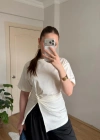 Büzgülü Yırtmaç Detaylı Beyaz Tişört