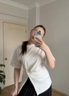 Büzgülü Yırtmaç Detaylı Beyaz Tişört