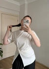 Büzgülü Yırtmaç Detaylı Beyaz Tişört