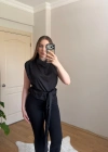 Kuşak Detaylı Vatkalı Kolsuz Siyah Saten Bluz