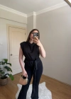 Kuşak Detaylı Vatkalı Kolsuz Siyah Saten Bluz