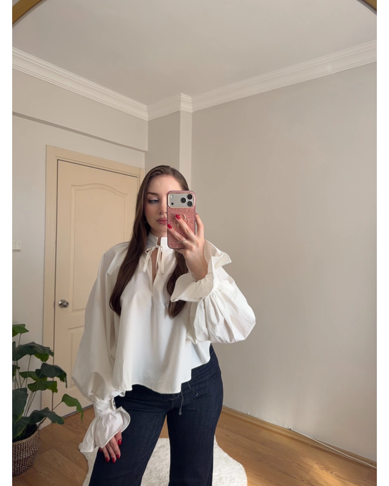 Beyaz Yakası Bağlama Detaylı Gömlek