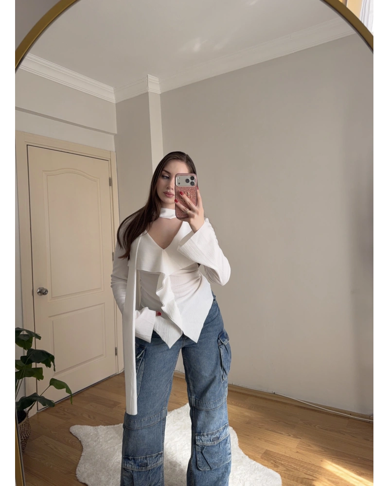 Yakası Bağlama Detaylı Dokulu Beyaz Bluz