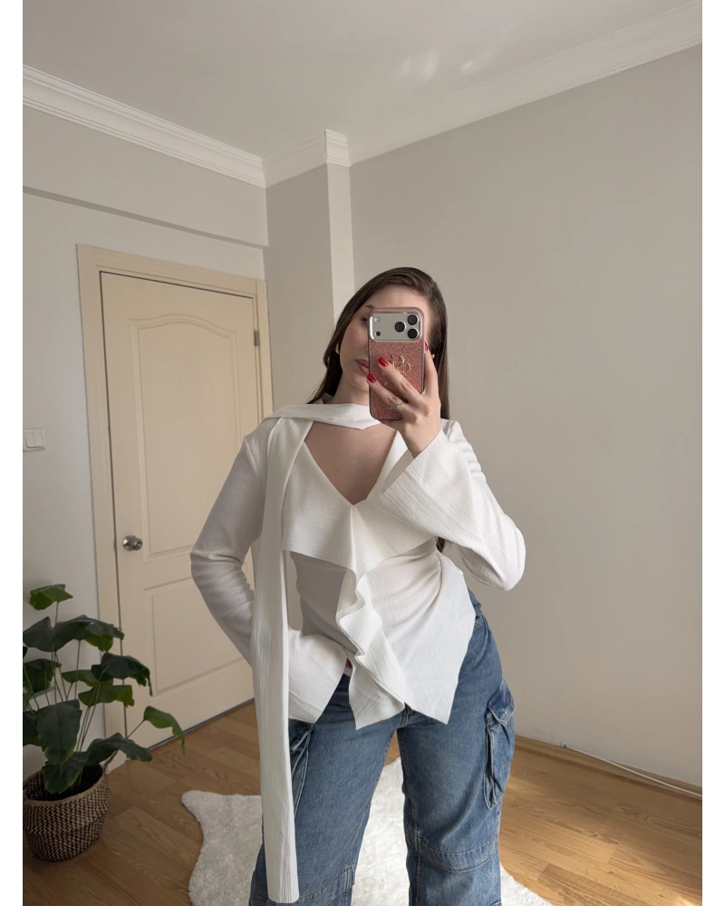 Yakası Bağlama Detaylı Dokulu Beyaz Bluz