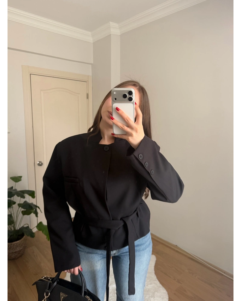 Vatkalı Dik Yaka Kuşaklı Siyah Ceket