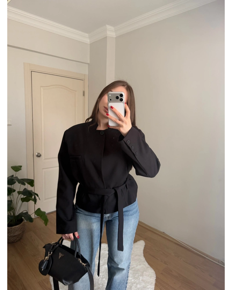 Vatkalı Dik Yaka Kuşaklı Siyah Ceket