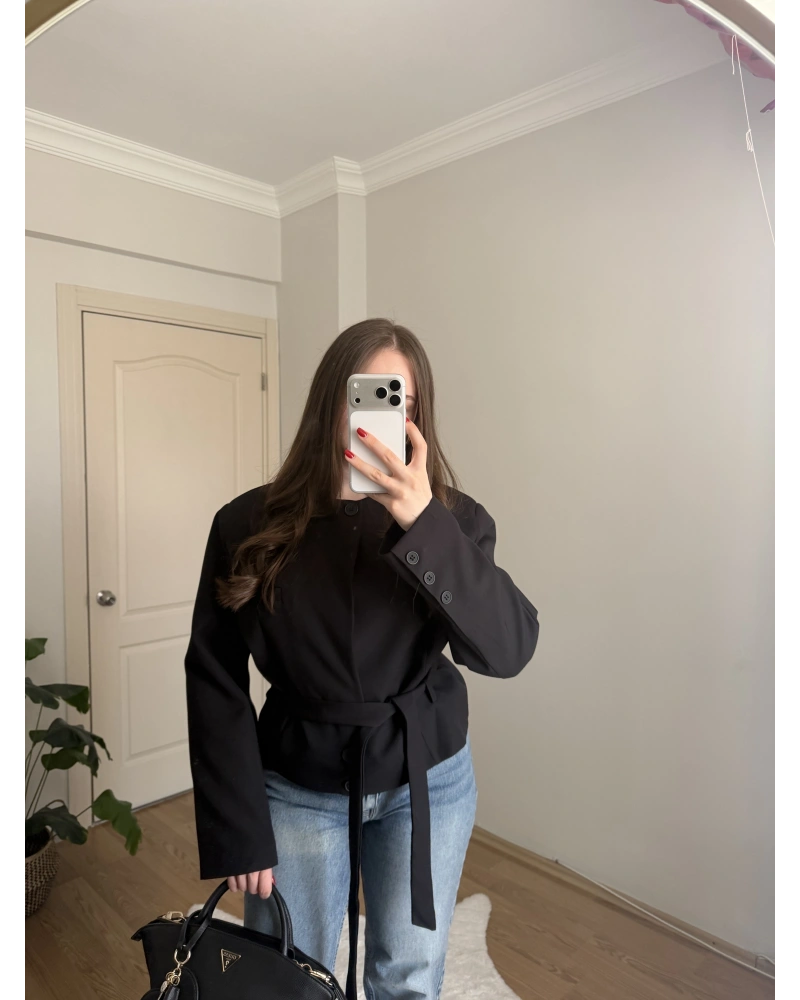 Vatkalı Dik Yaka Kuşaklı Siyah Ceket