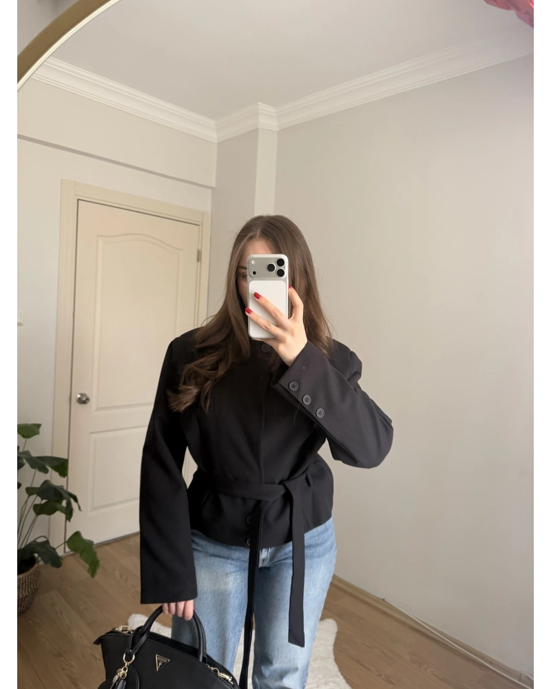 Vatkalı Dik Yaka Kuşaklı Siyah Ceket