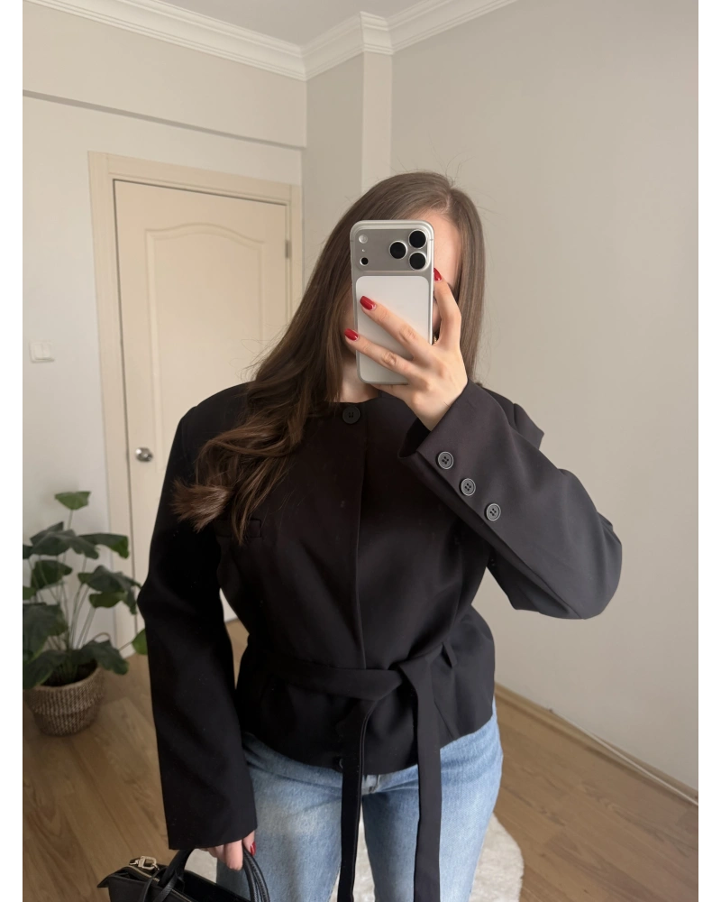 Vatkalı Dik Yaka Kuşaklı Siyah Ceket