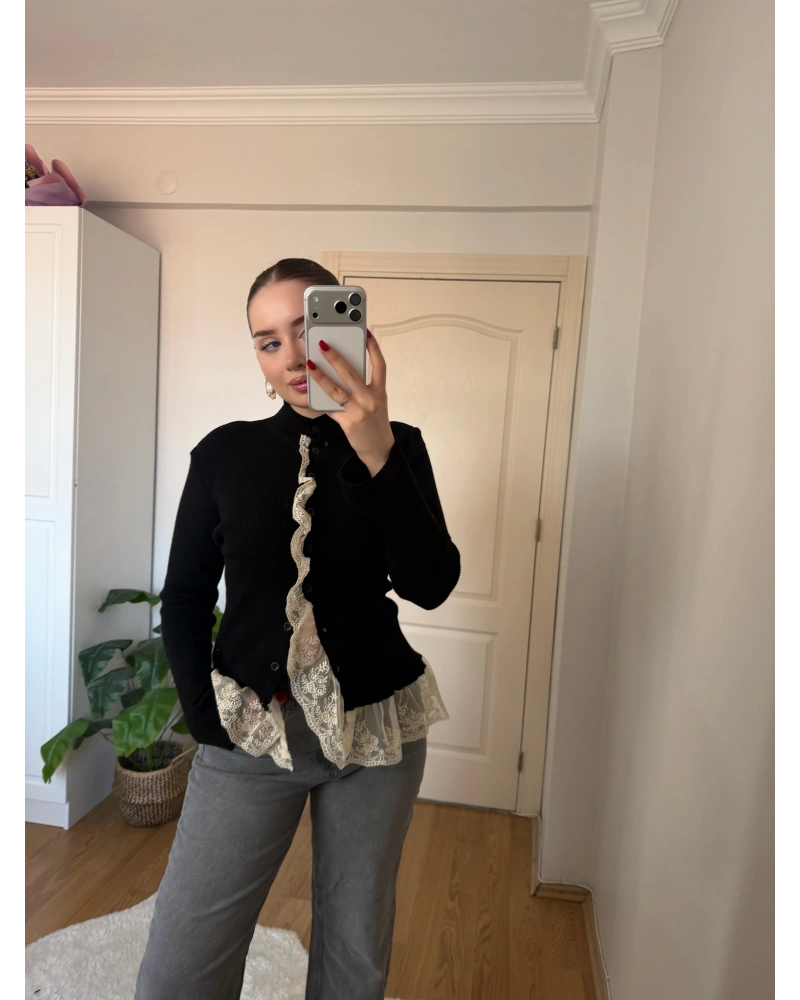 Dantel Detaylı Siyah Hırka