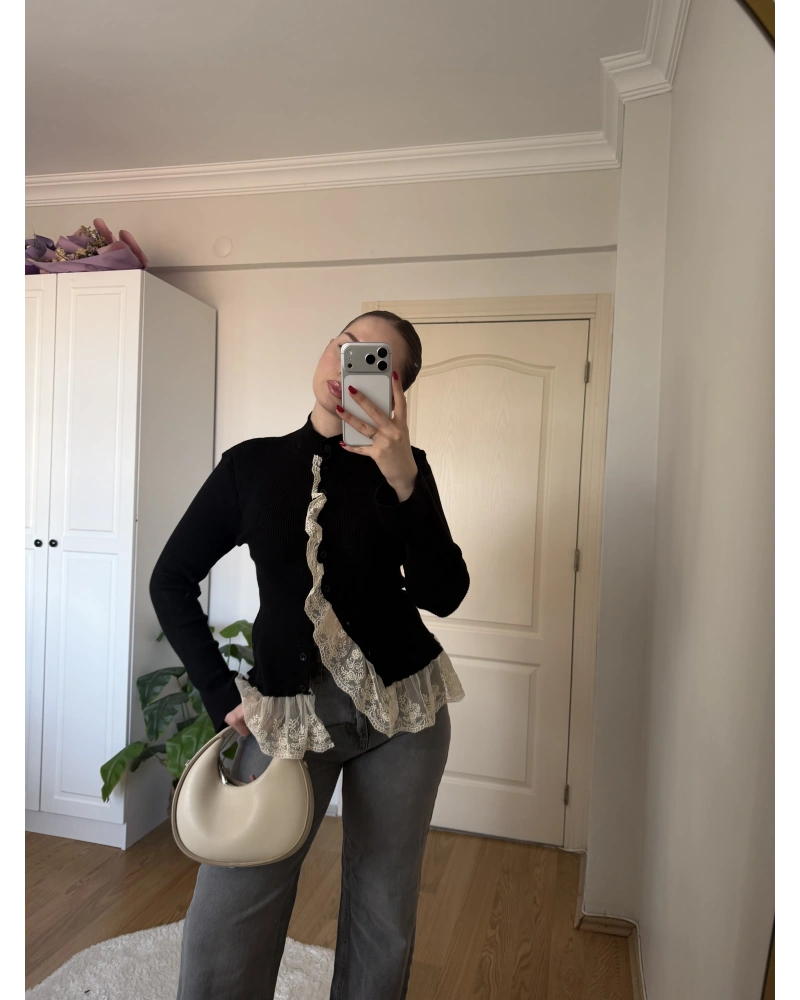 Dantel Detaylı Siyah Hırka