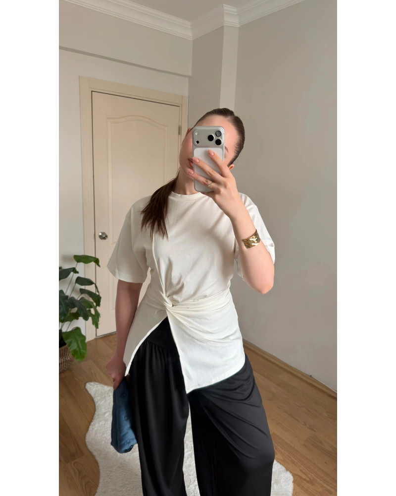 Büzgülü Yırtmaç Detaylı Beyaz Tişört