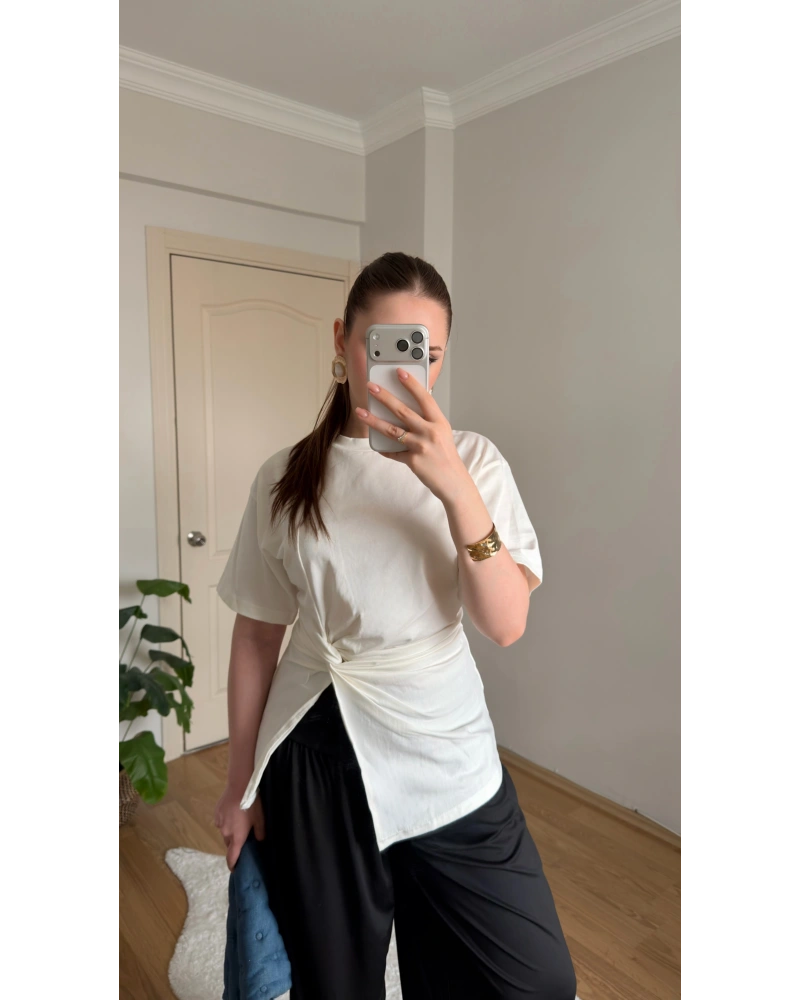 Büzgülü Yırtmaç Detaylı Beyaz Tişört
