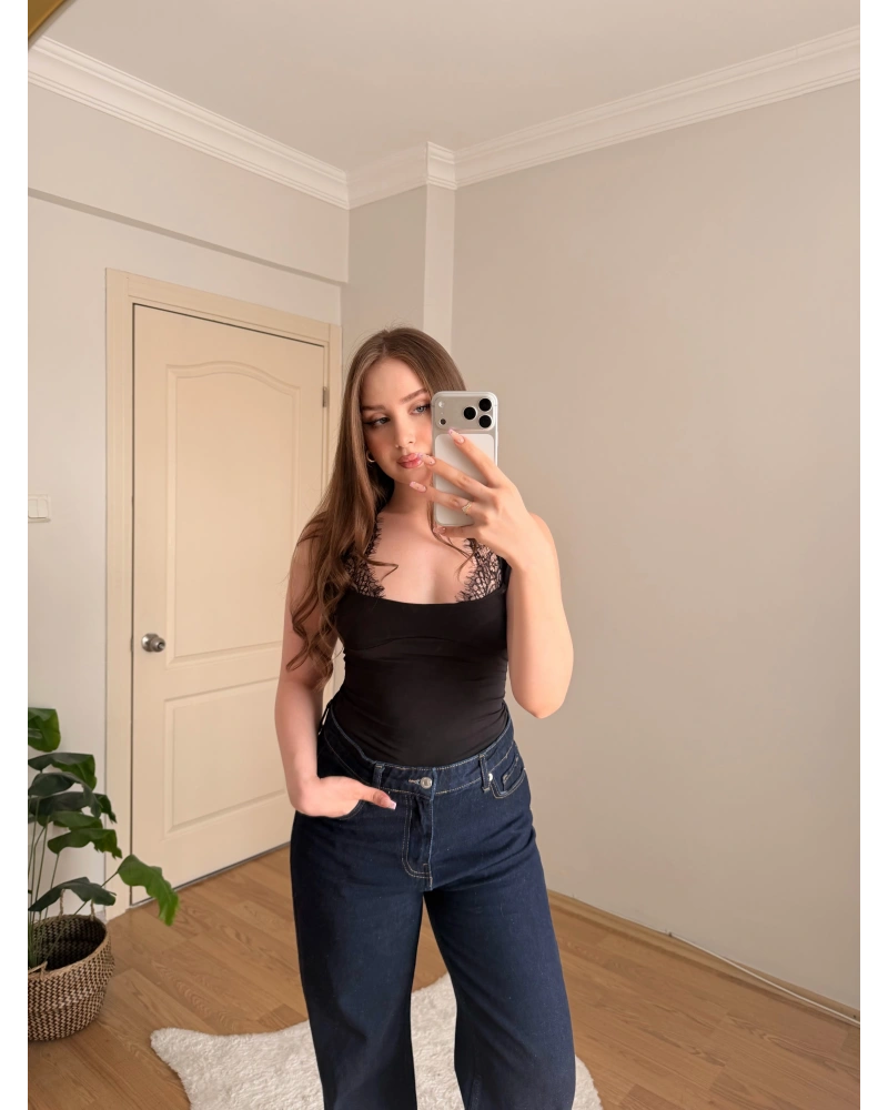 Dantel Detaylı Askılı Siyah Body