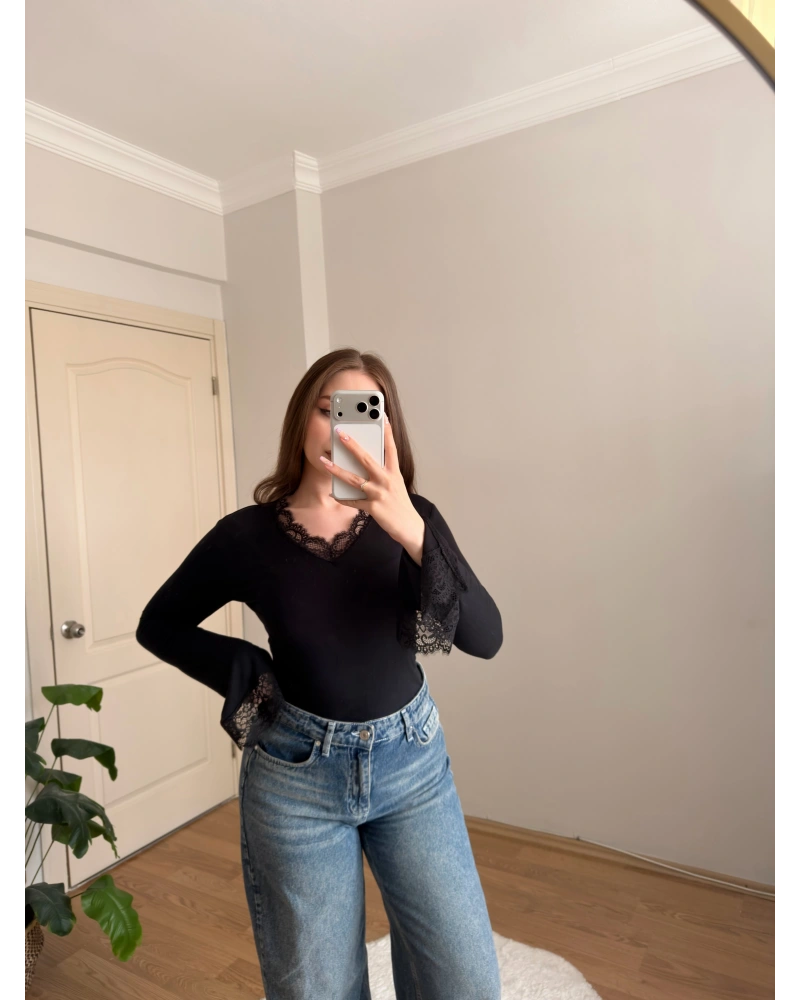 Premium Dokulu Dantel Detaylı Siyah Bluz