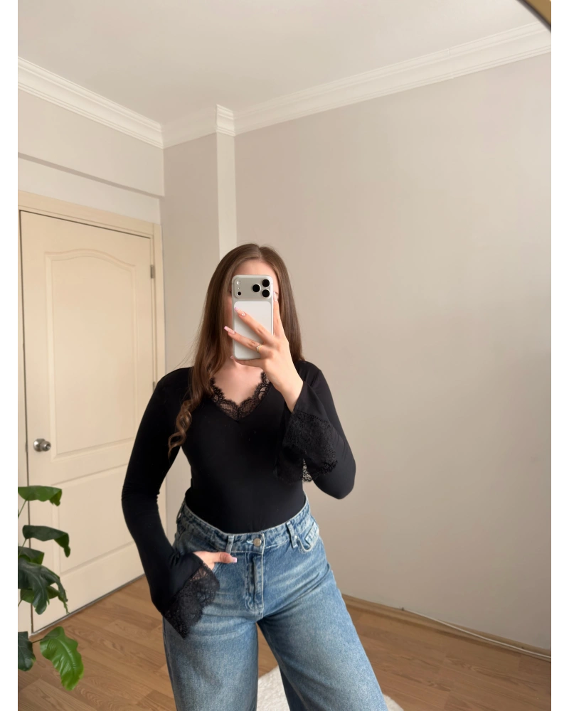 Premium Dokulu Dantel Detaylı Siyah Bluz