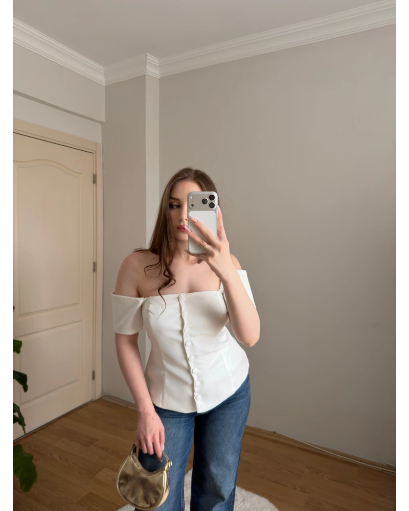 Düğmeli Omzu Açık Beyaz Korse Bluz