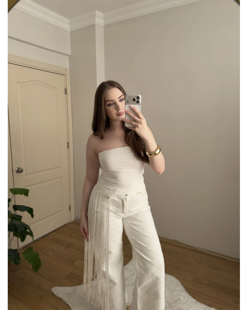 Püskül Detaylı Straplez Beyaz Bluz