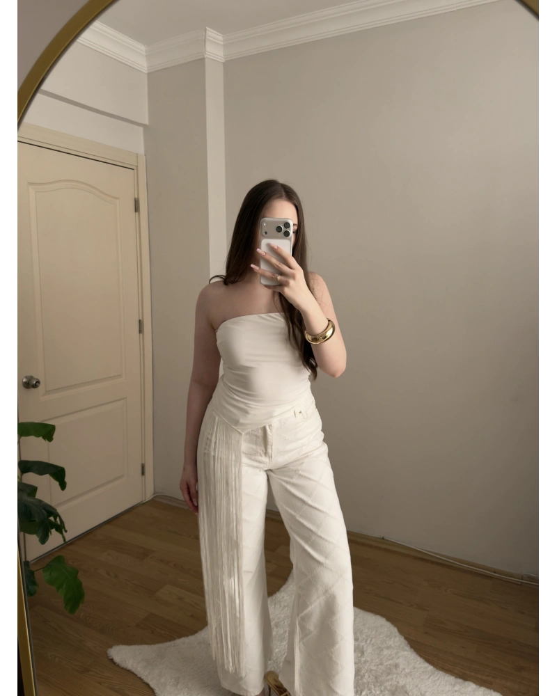 Püskül Detaylı Straplez Beyaz Bluz