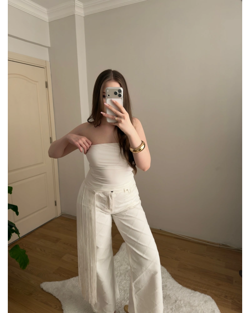 Püskül Detaylı Straplez Beyaz Bluz