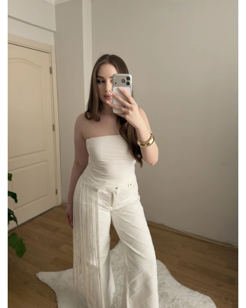 Püskül Detaylı Straplez Beyaz Bluz