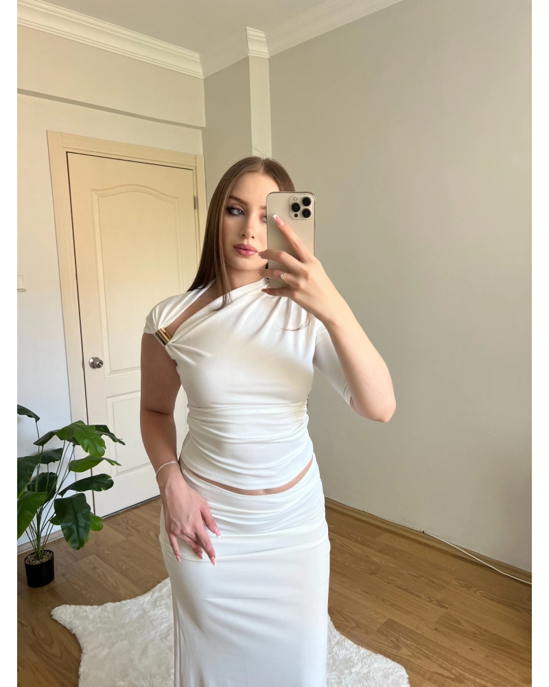 Aksesuar Detaylı Asimetrik Kesim Beyaz Bluz