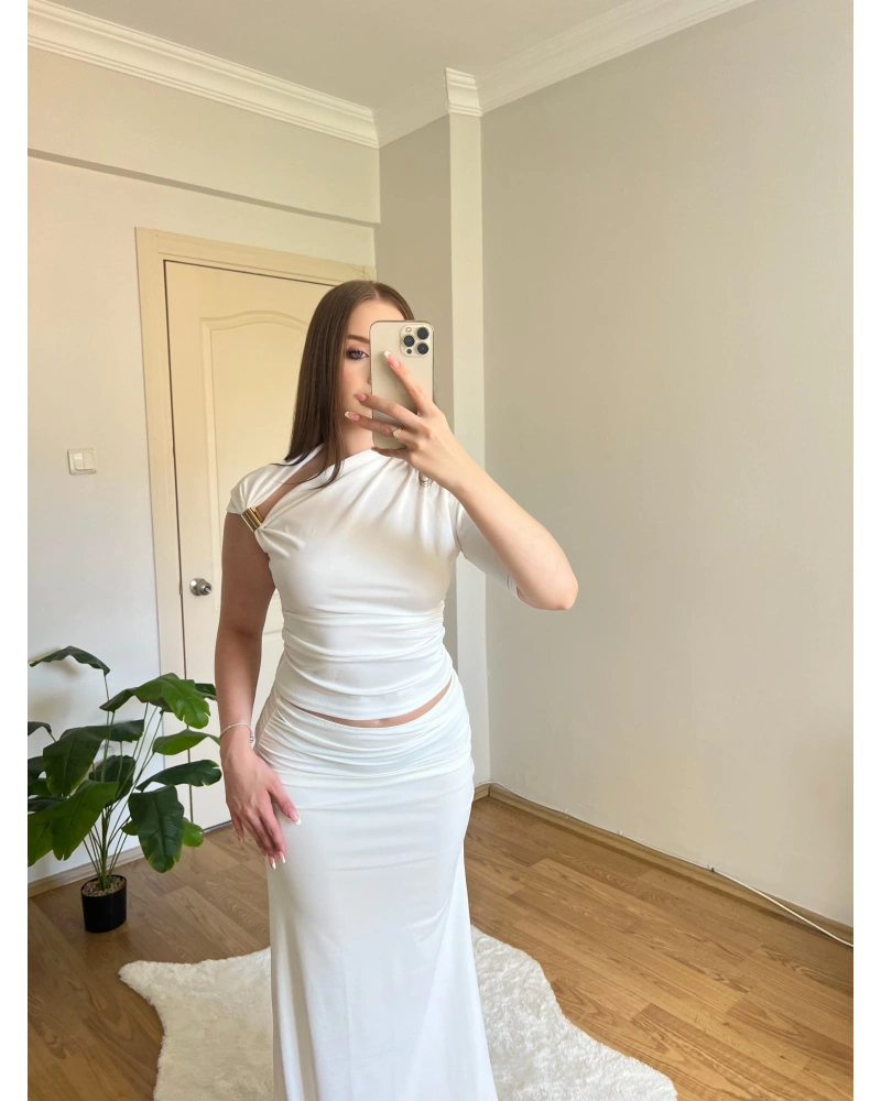 Aksesuar Detaylı Asimetrik Kesim Beyaz Bluz