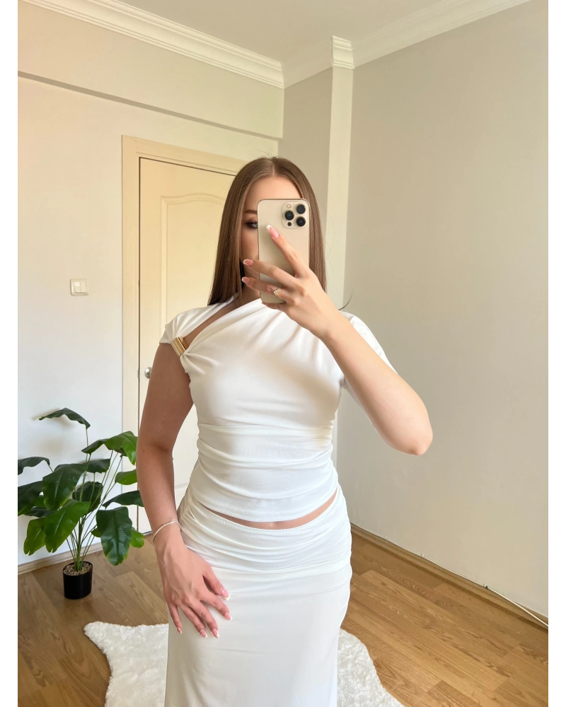 Aksesuar Detaylı Asimetrik Kesim Beyaz Bluz