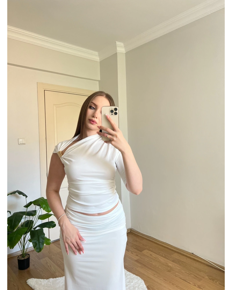 Aksesuar Detaylı Asimetrik Kesim Beyaz Bluz