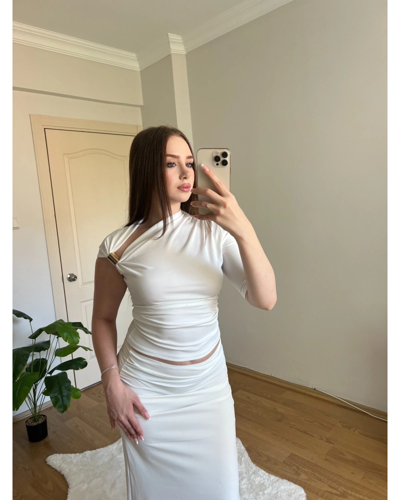 Aksesuar Detaylı Asimetrik Kesim Beyaz Bluz