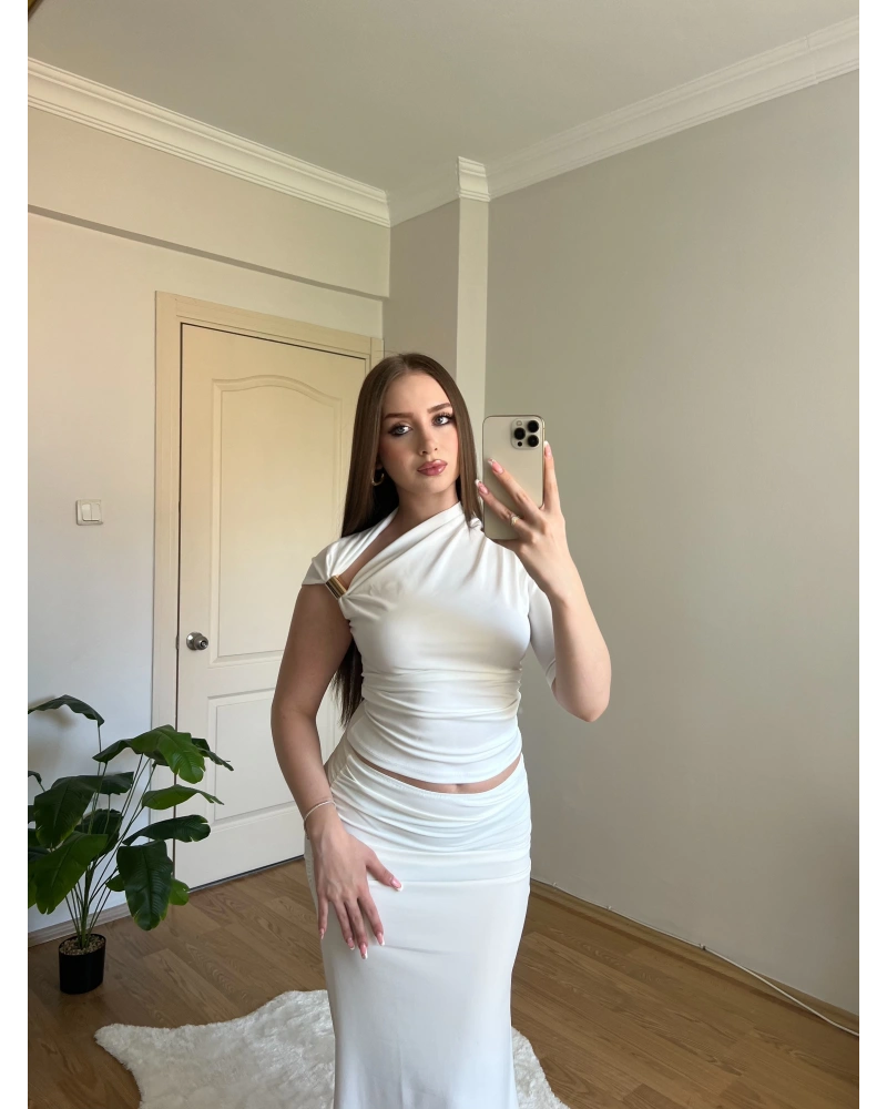 Aksesuar Detaylı Asimetrik Kesim Beyaz Bluz