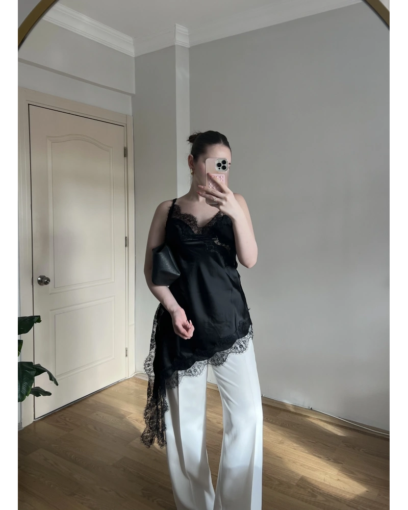 Asklılı Dantel Detaylı Siyah Saten Bluz