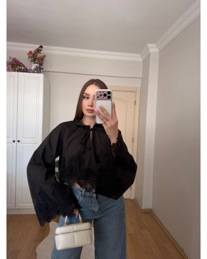 Dantel Detaylı Siyah Poplin Crop Bluz