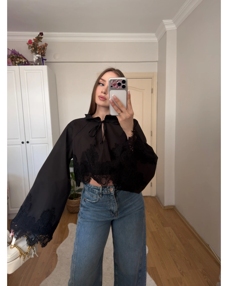 Dantel Detaylı Siyah Poplin Crop Bluz