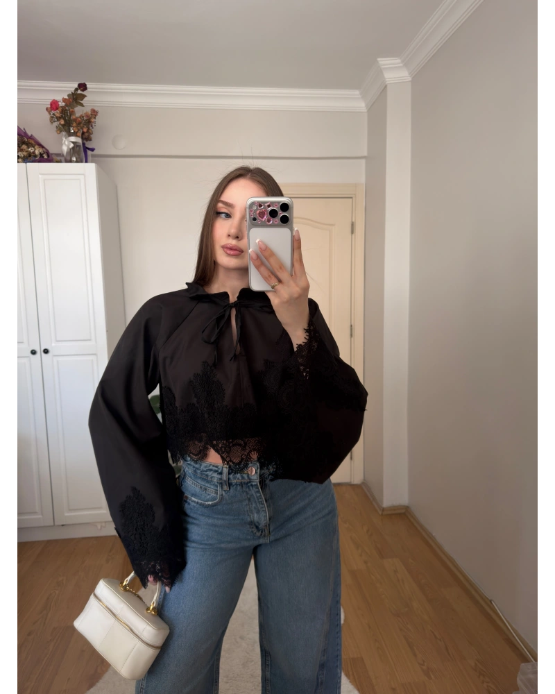 Dantel Detaylı Siyah Poplin Crop Bluz
