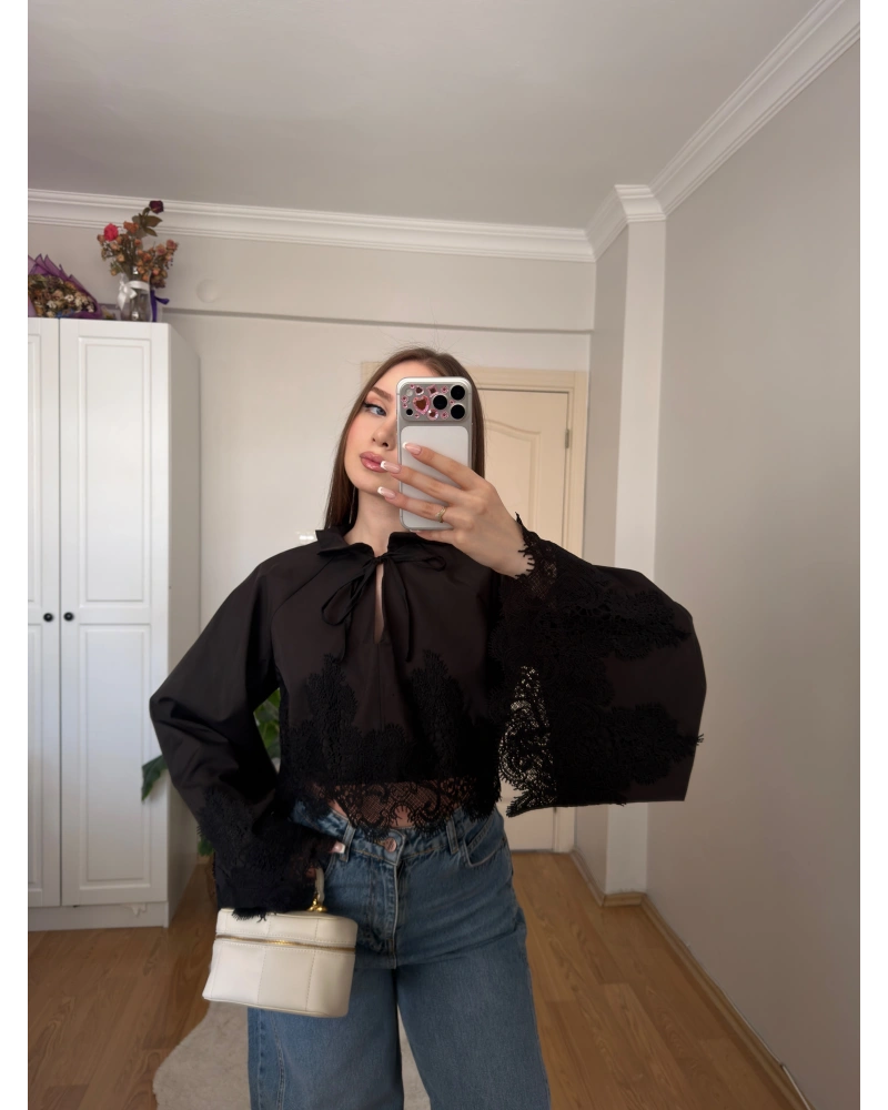 Dantel Detaylı Siyah Poplin Crop Bluz