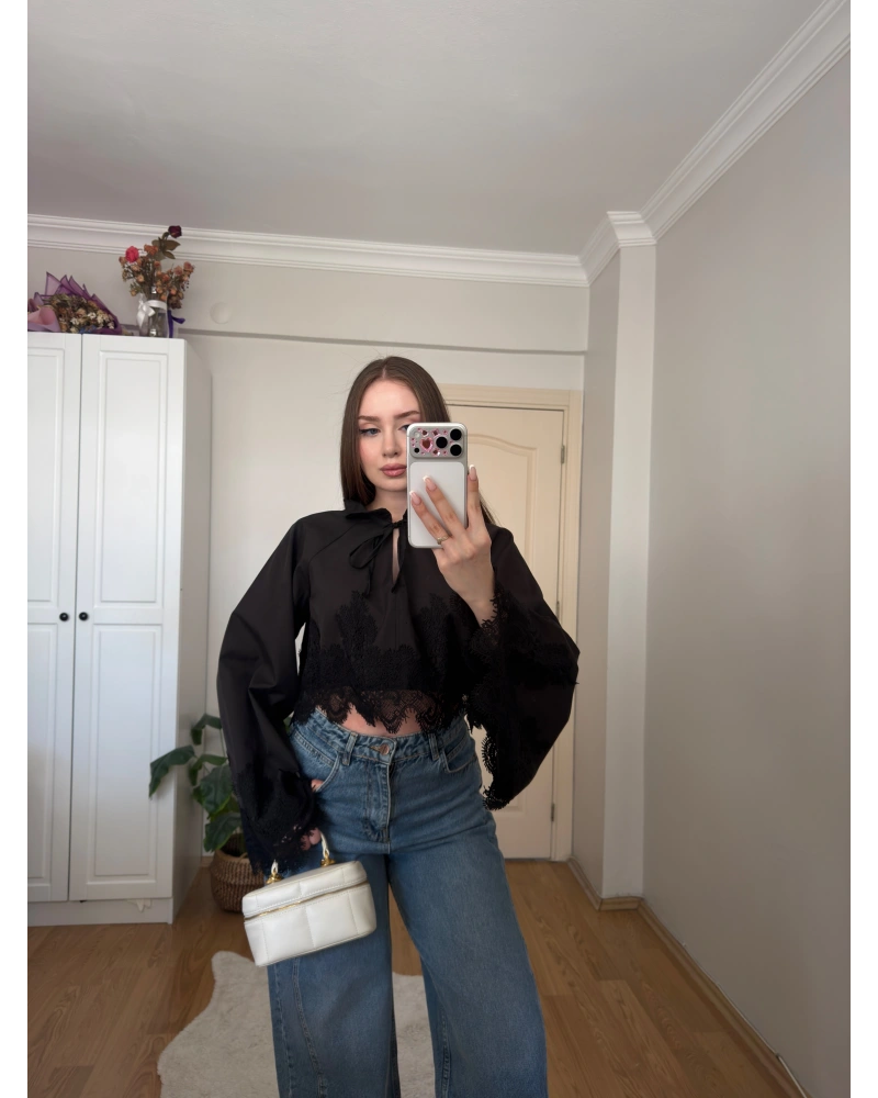 Dantel Detaylı Siyah Poplin Crop Bluz