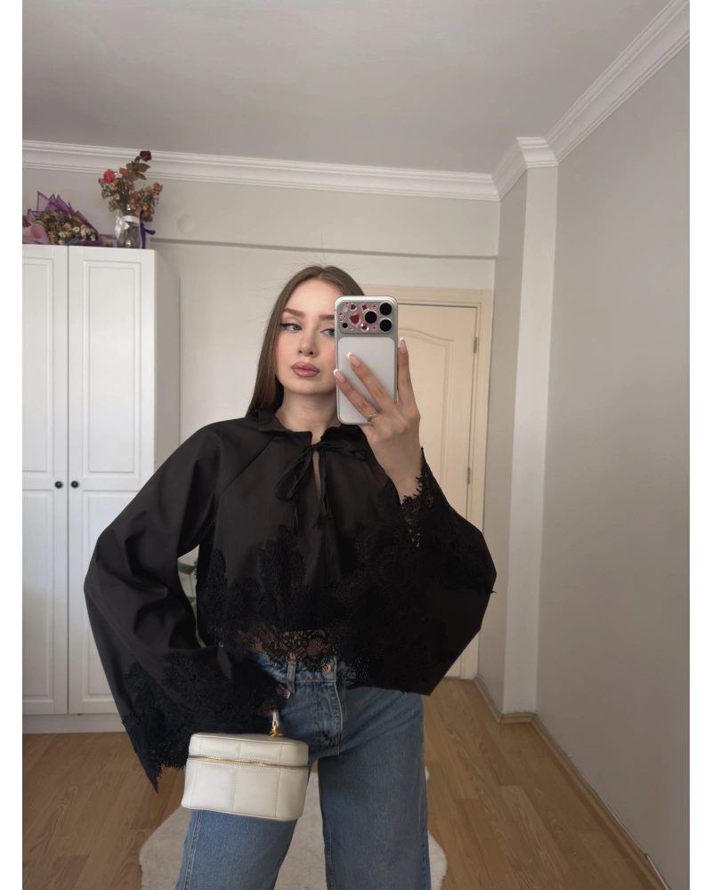 Dantel Detaylı Siyah Poplin Crop Bluz