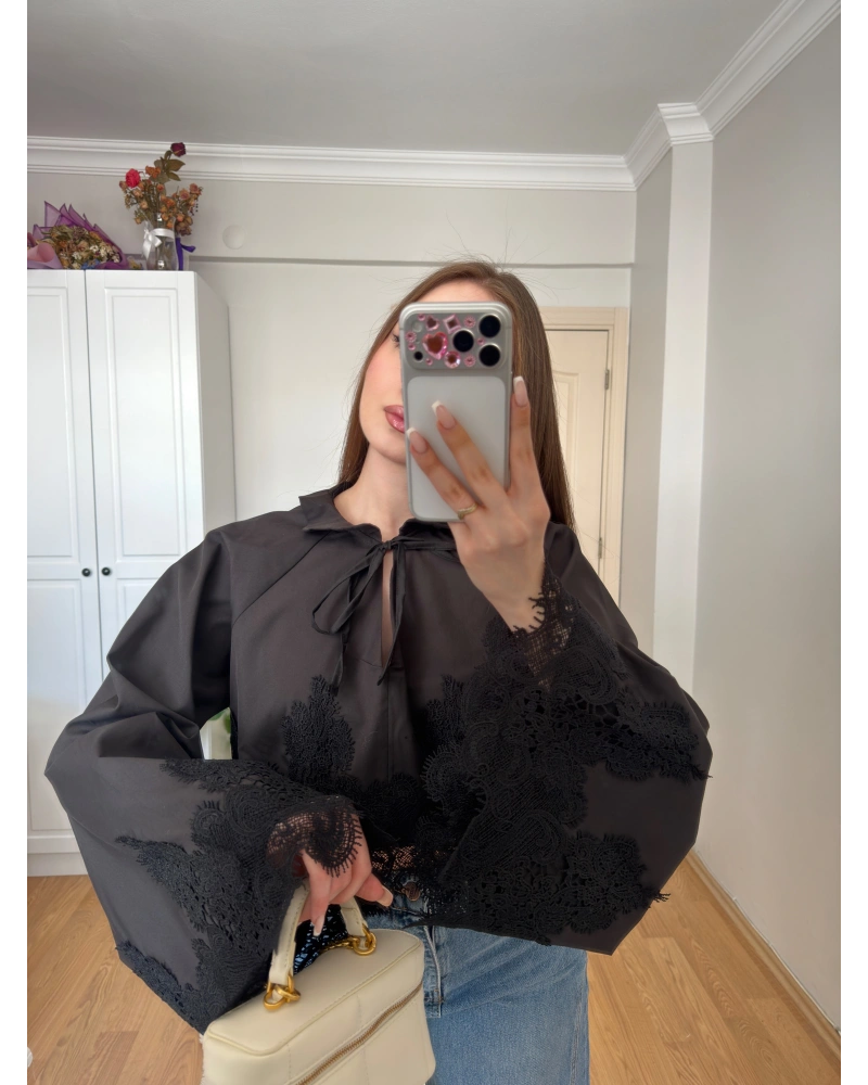 Dantel Detaylı Siyah Poplin Crop Bluz